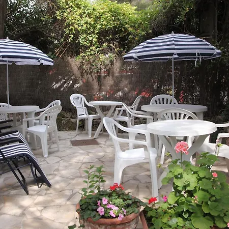 La Petite Hotel 2*