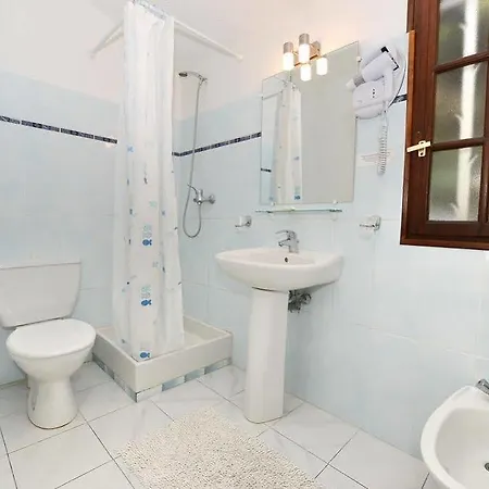 Hotel La Petite La Rouviere (Var)