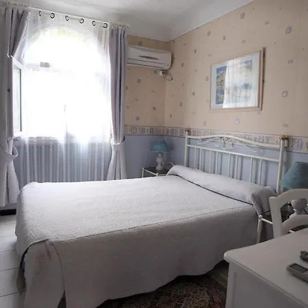 La Petite Hotel 2*