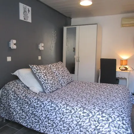 La Petite Hotel 2*